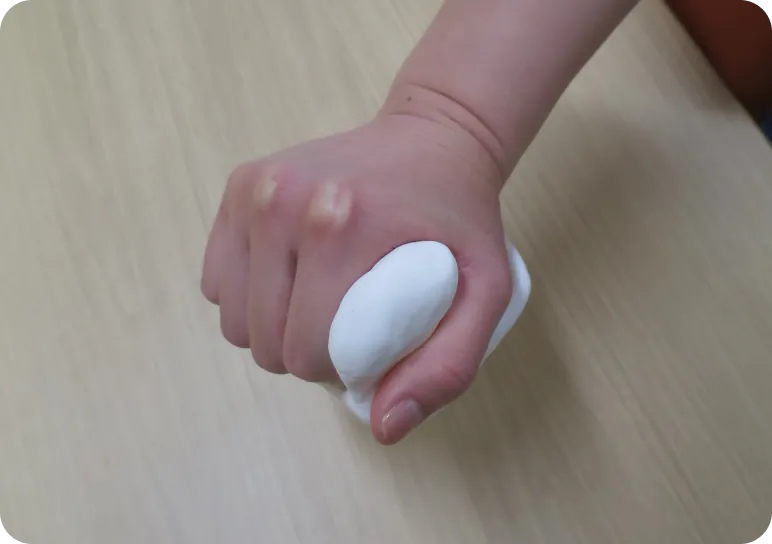 手でしっかりと握った状態